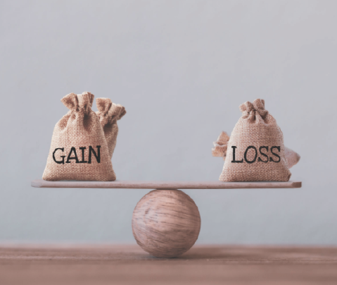 Balance scales over financial documents — enmienda de declaraciones